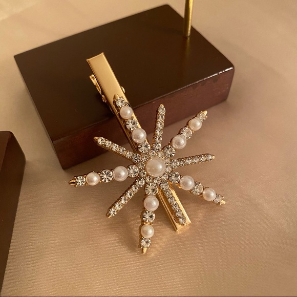 Snowflake Pearls Golden Hair Clip - Picture 5 of 5